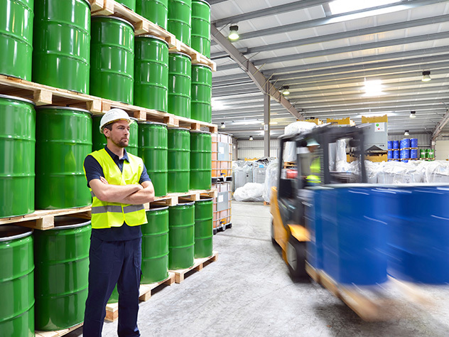 un grupo de trabajadores de la industria logística trabaja en un almacén con productos químicos